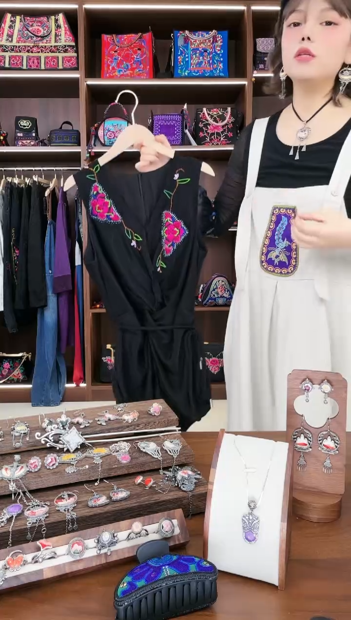 【闪购商品】织绣A27蚩梦苗族古绣