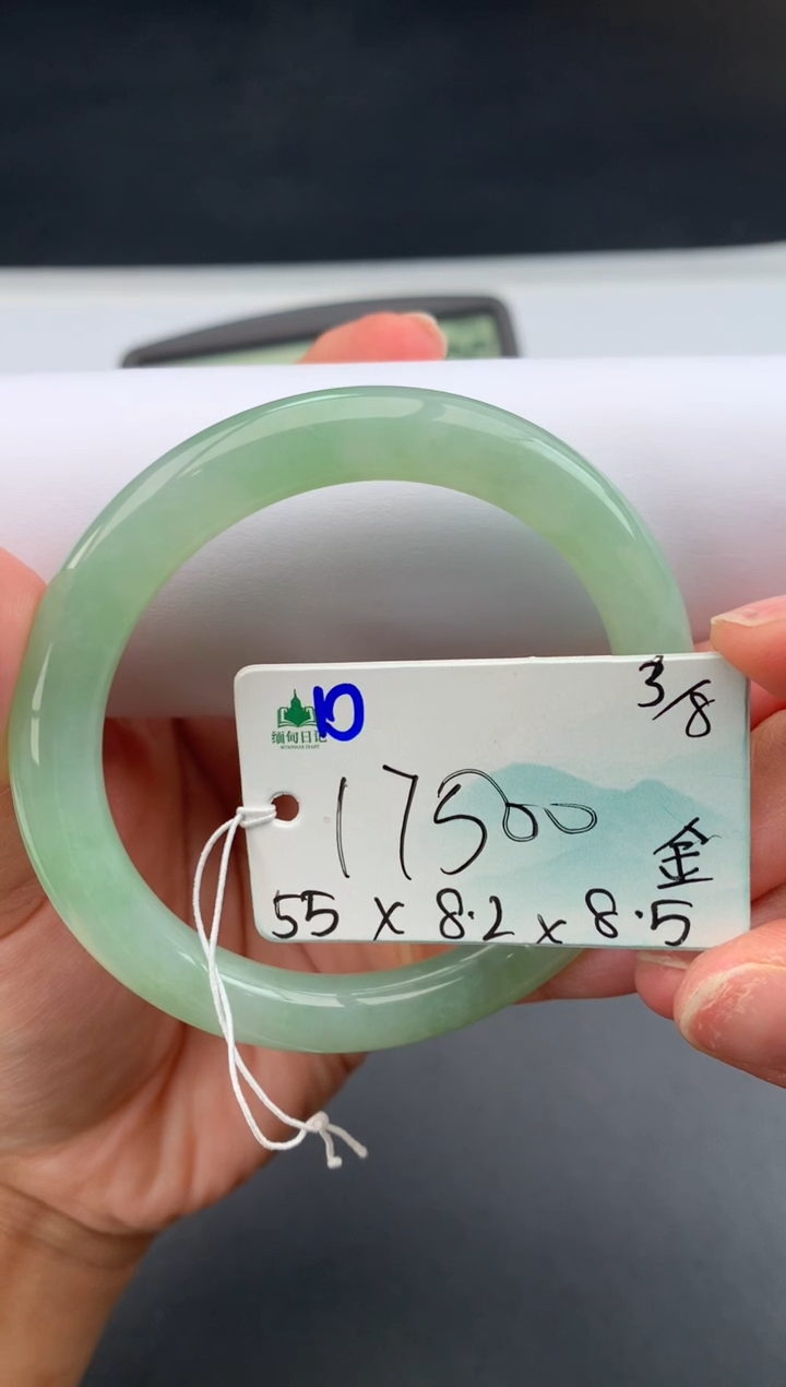 【闪购商品】翡翠手镯未镶嵌女神节#送礼#，下单联系客服核对地址~