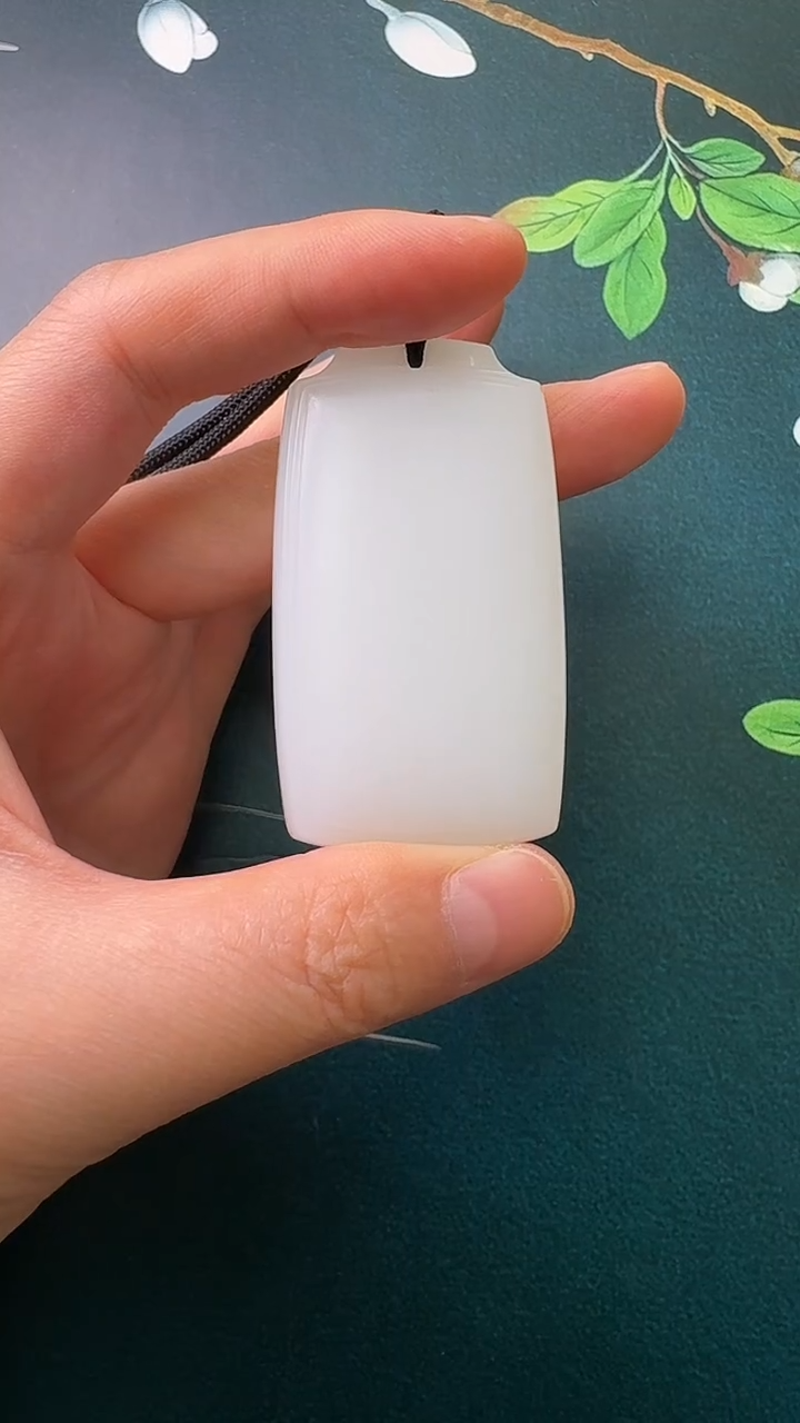 颈饰未镶嵌和田玉吊坠