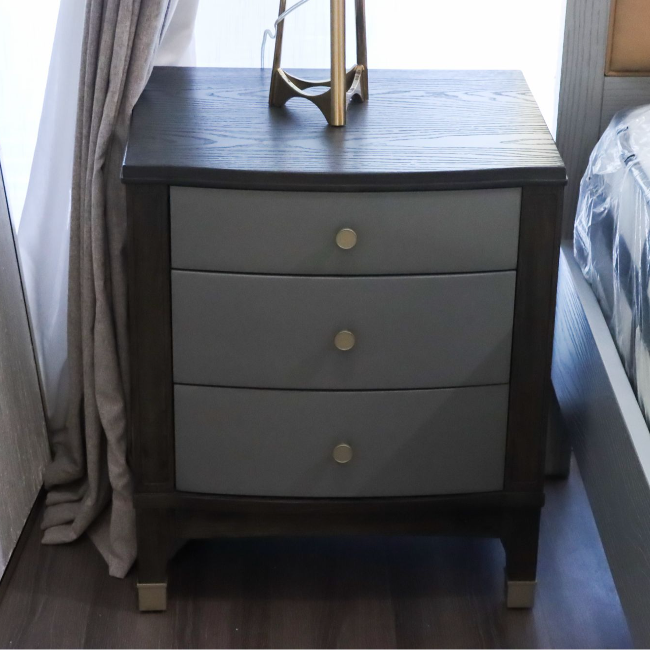 实木三抽床头柜美式轻奢