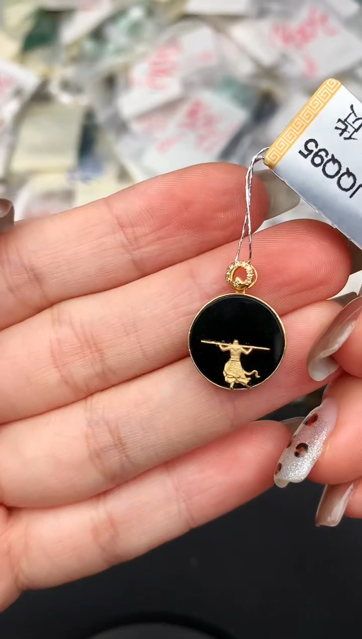 18K金镶嵌挂件翡翠—