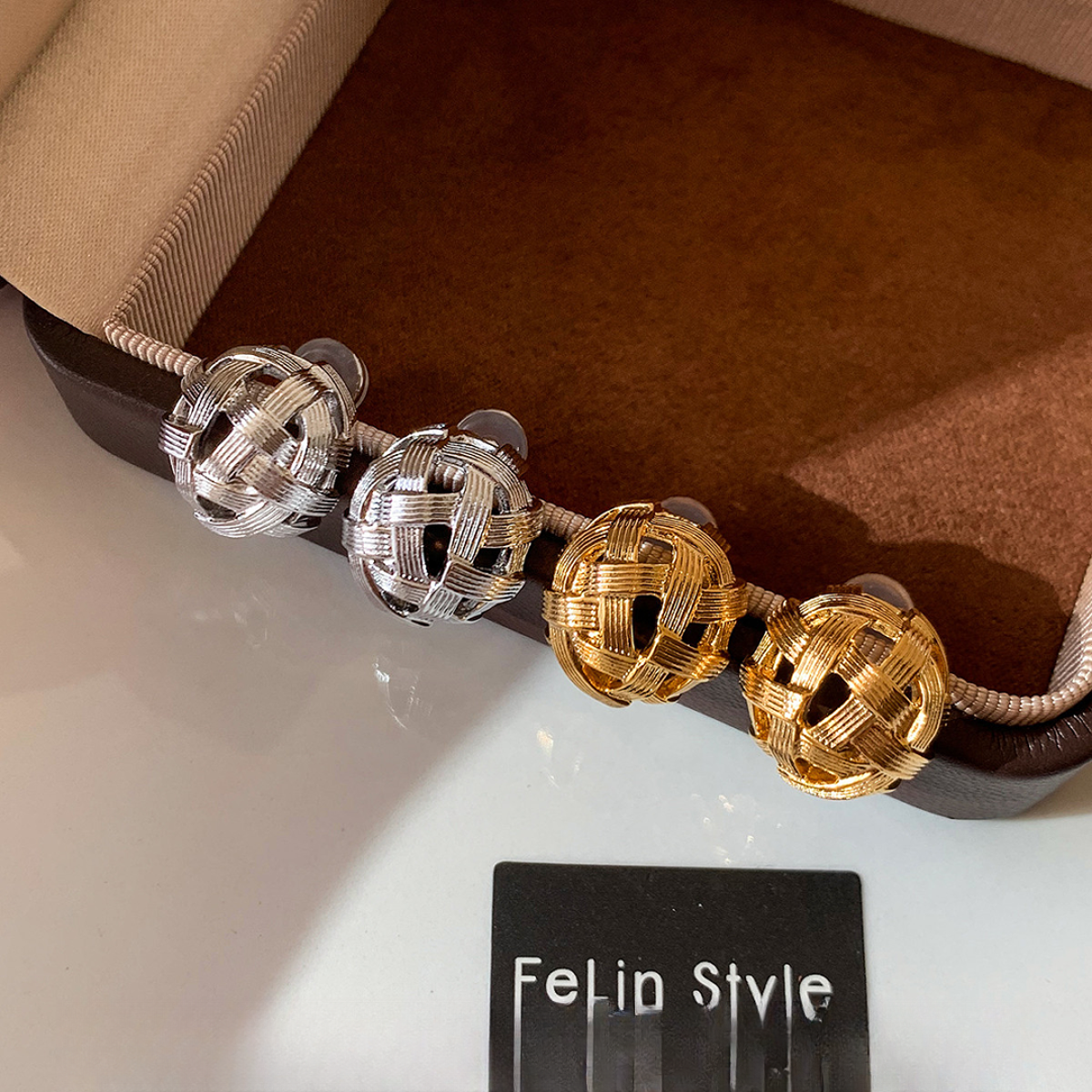 铜合金耳饰 欧美金银色镂空编织球形耳钉女秋冬轻奢独特耳环耳饰