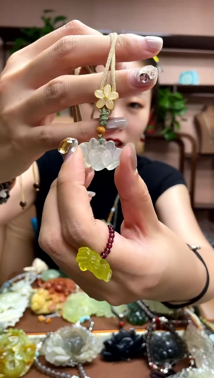 未镶嵌岫玉颈饰·