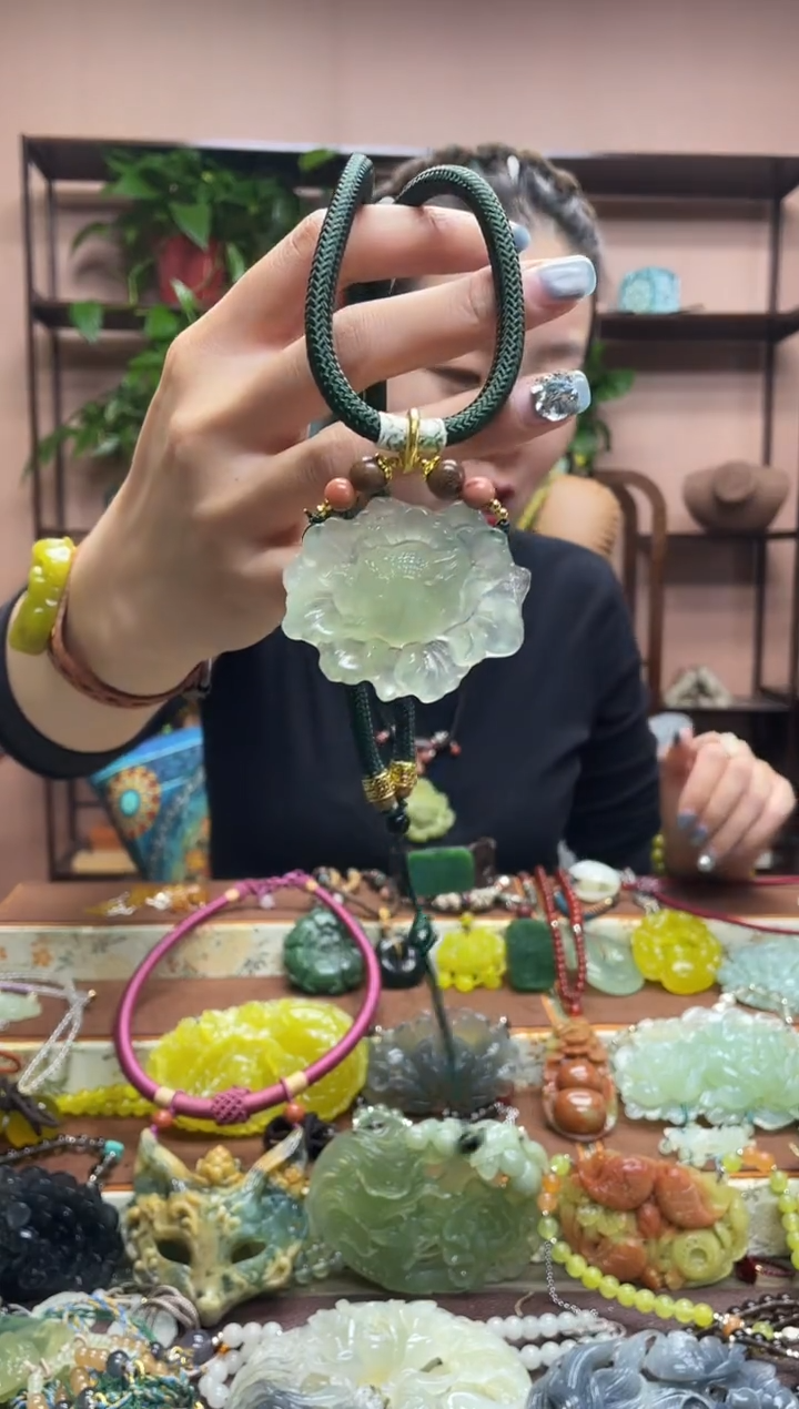 未镶嵌岫玉颈饰多样性发货发其中之一