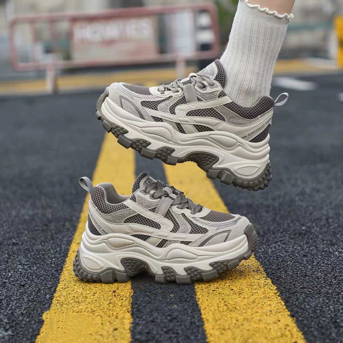 40-43大码2025冬季新款女鞋运动加绒老爹鞋舒适百搭大号厚底58336