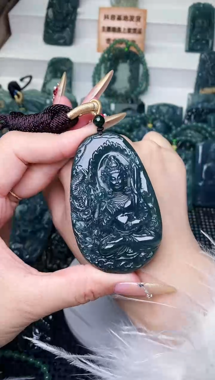 颈饰未镶嵌翡翠 