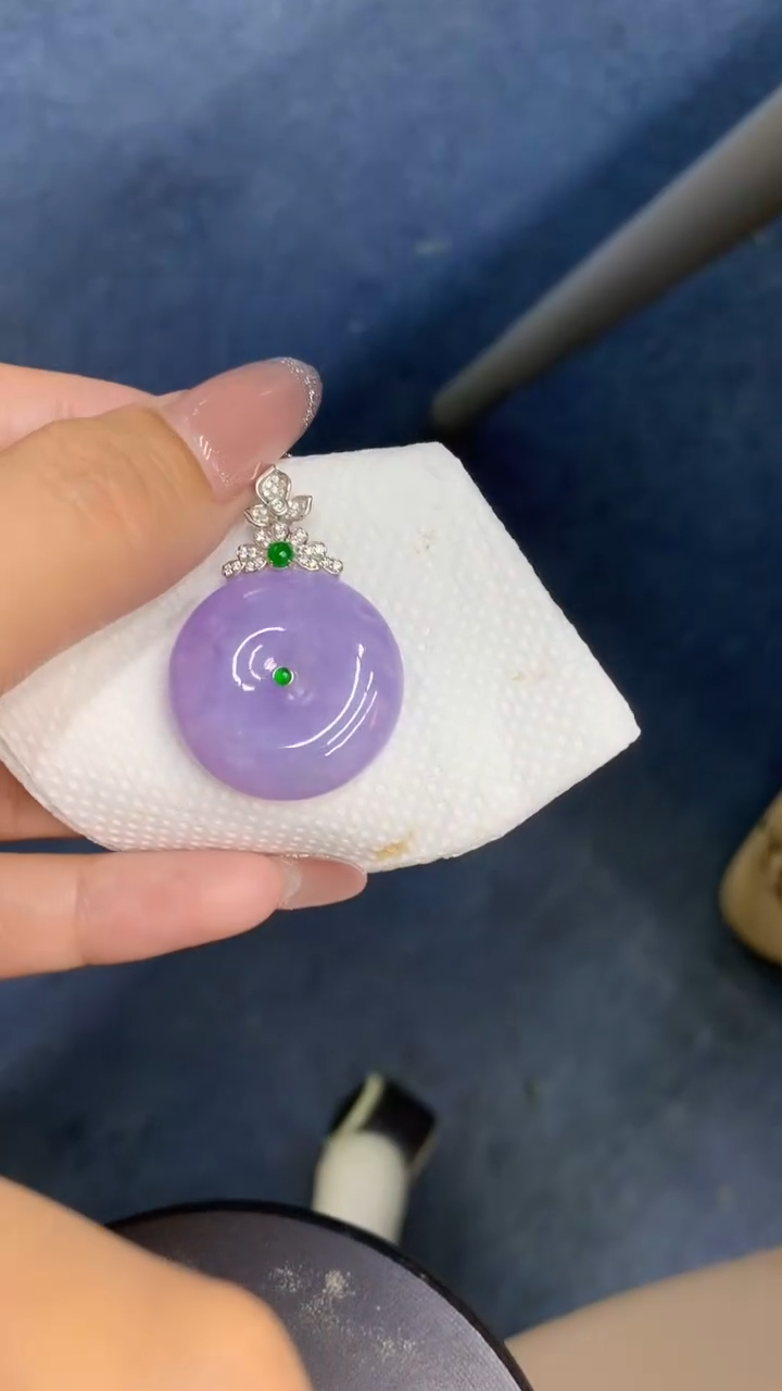 颈饰18K金镶嵌翡翠晚***?1