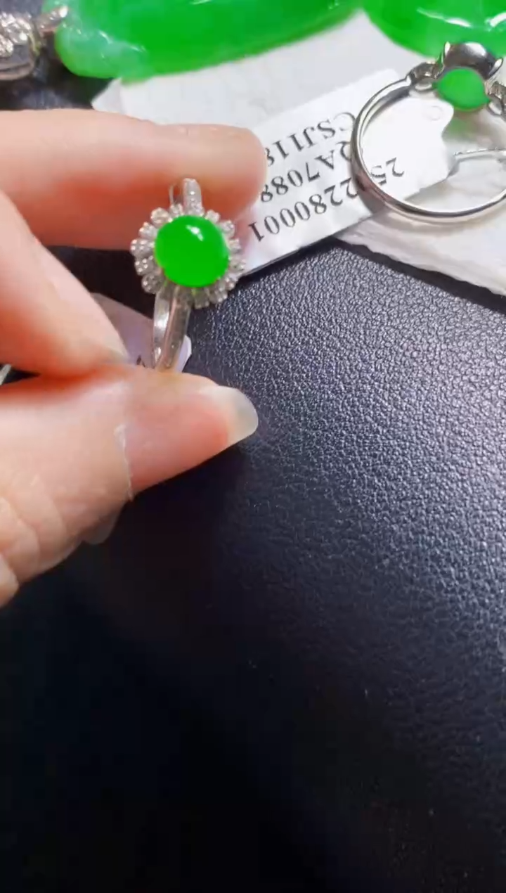 颈饰18K金镶嵌翡翠戒指