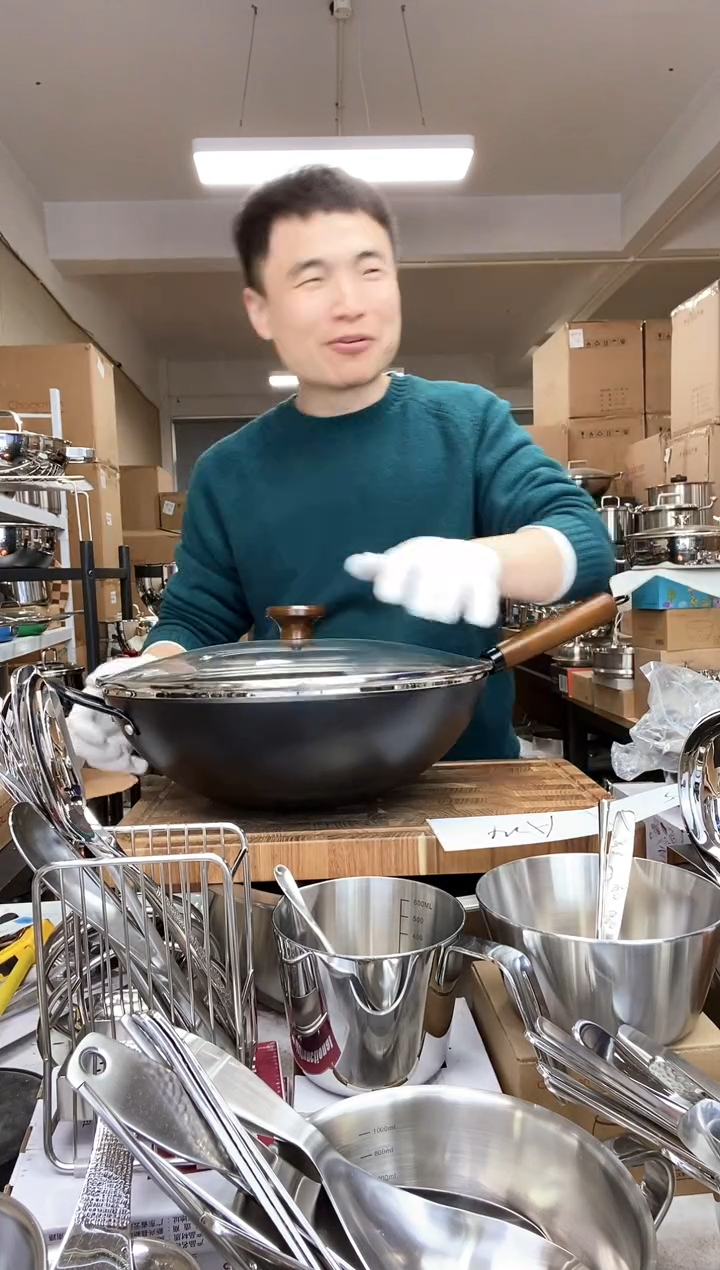 A24 微瑕34cm极铁炒锅