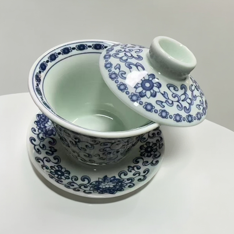 深蓝缠枝莲盖碗。