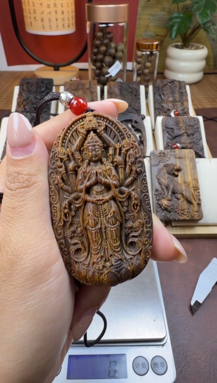 木木雕款   芽庄 站千手   7cm 送养香瓶
