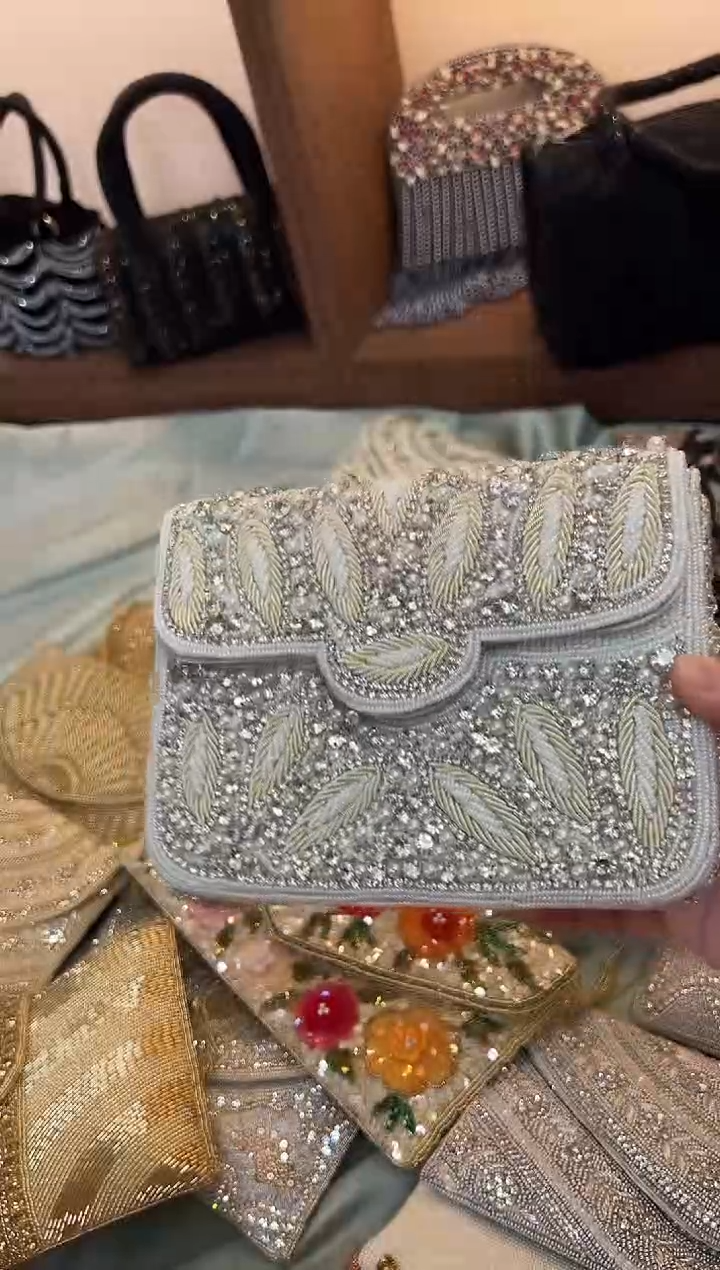 织物百格汇手工串珠包
