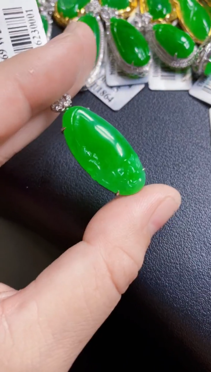 翡翠18K金镶嵌颈饰荷叶