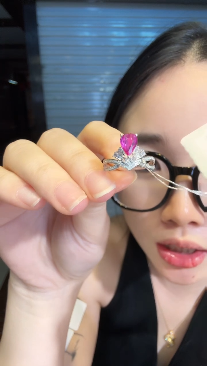 18K金镶嵌戒指红宝石1.20ct