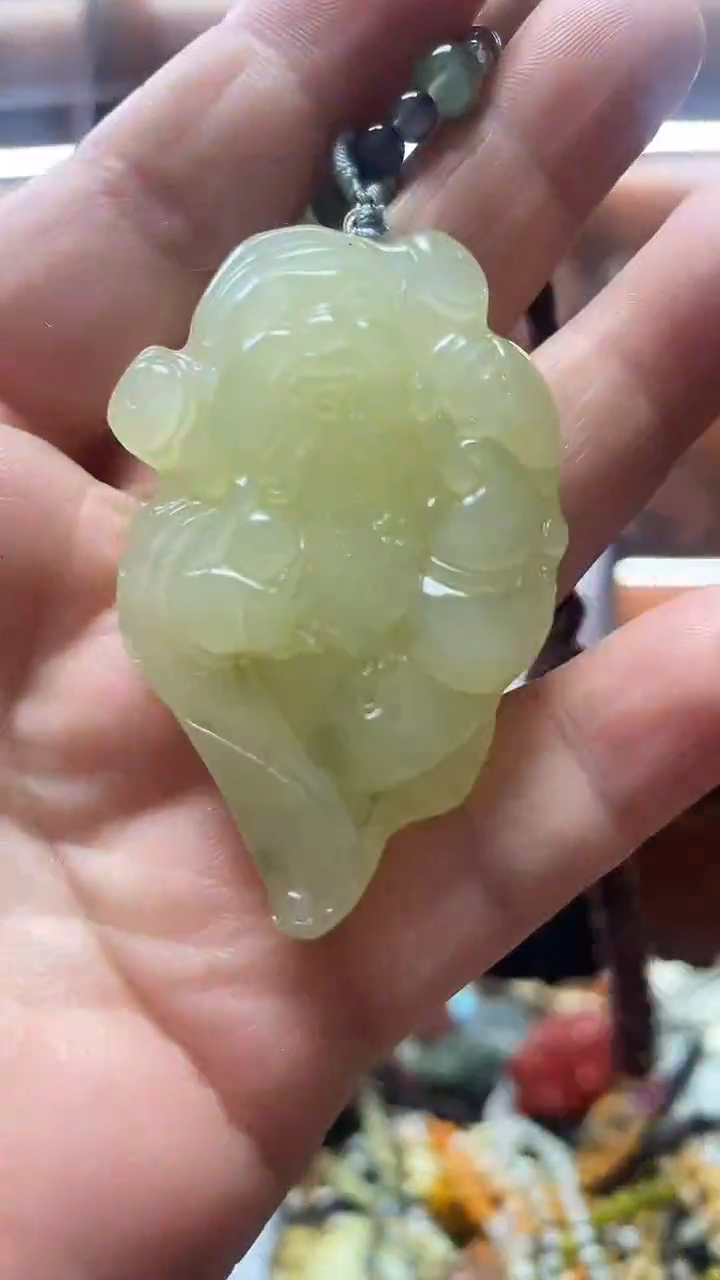 未镶嵌蛇纹石玉吊坠     