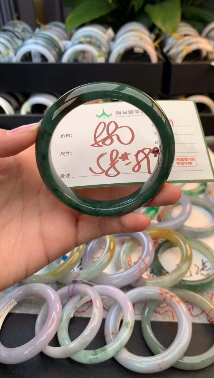 未镶嵌定制翡翠毛货需精细抛光+多人