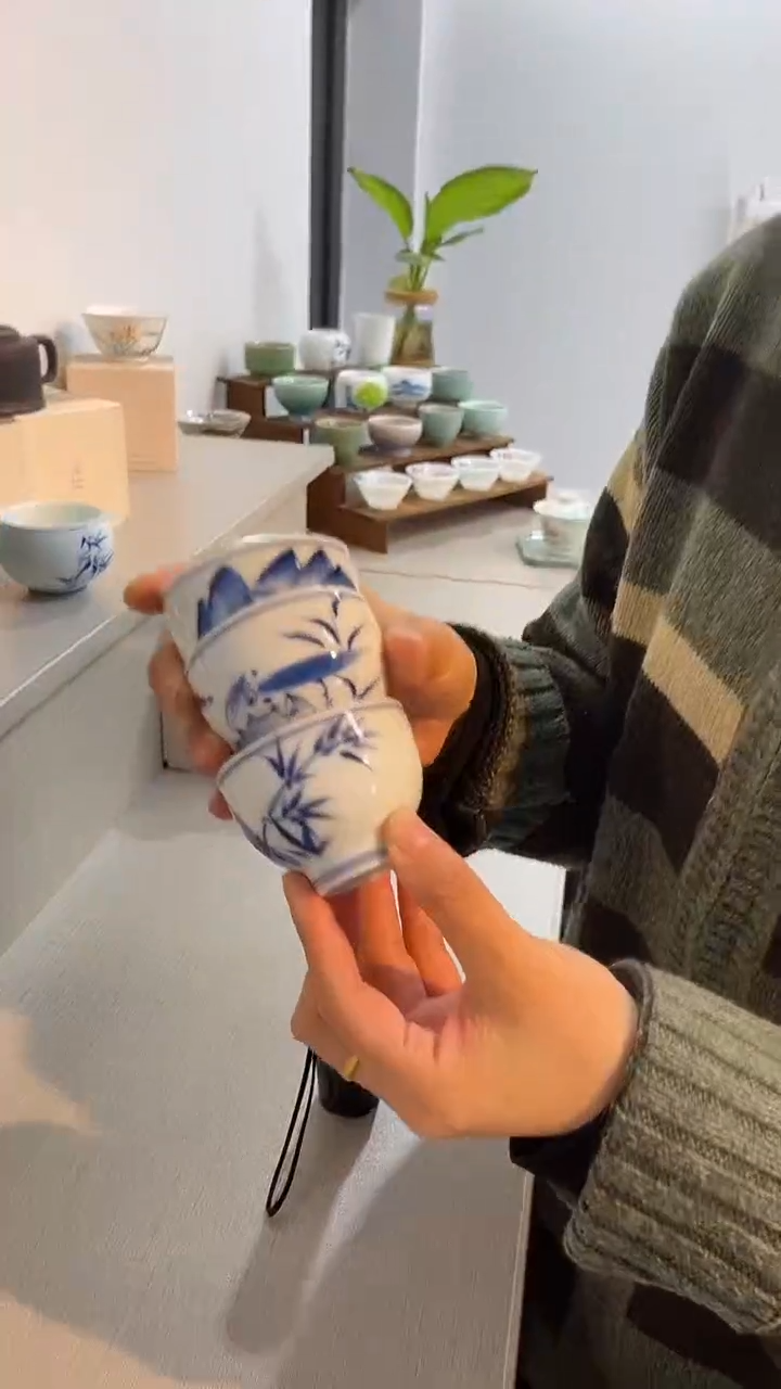 景德镇高温烧君子竹，鱼戏，山水一套三个