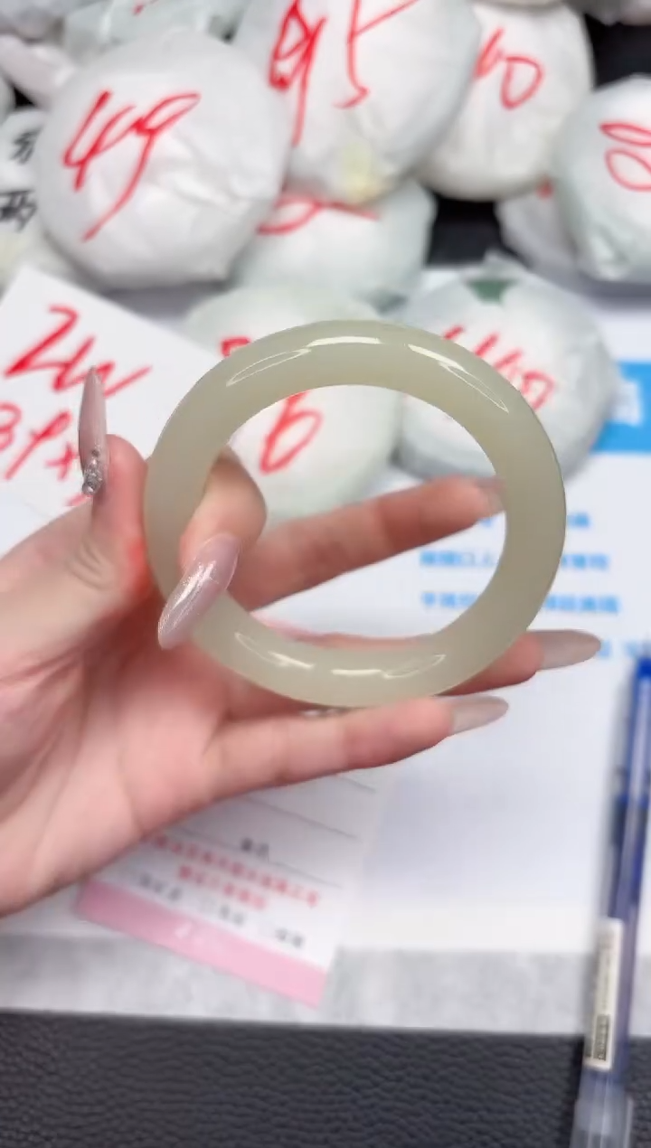 【闪购商品】石英质玉手镯未镶嵌268-56