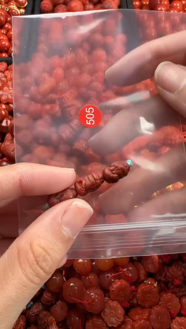 南红玛瑙未镶嵌颈饰1