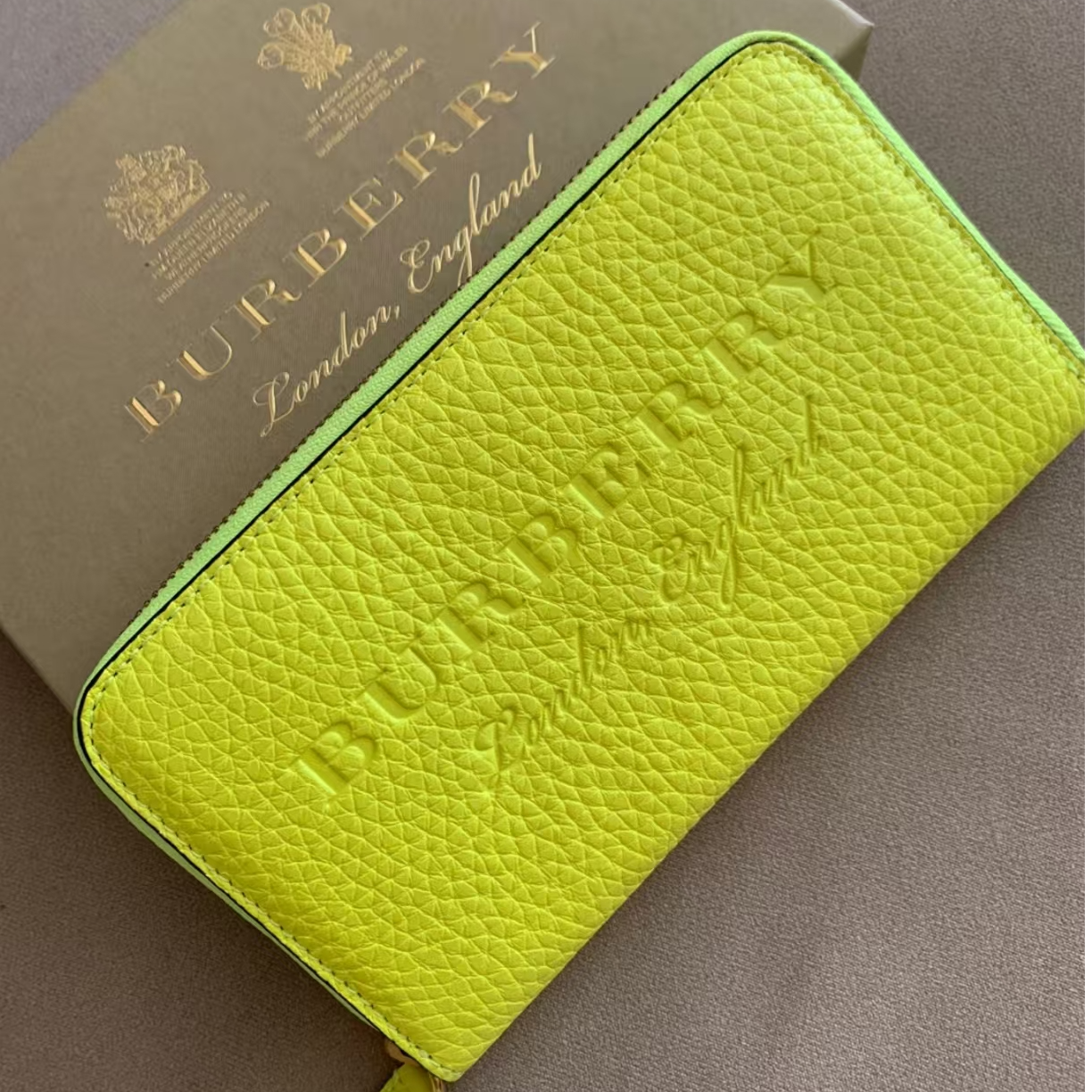 99新 BURBERRY/博柏利 巴宝莉荧光黄钱包/Y68