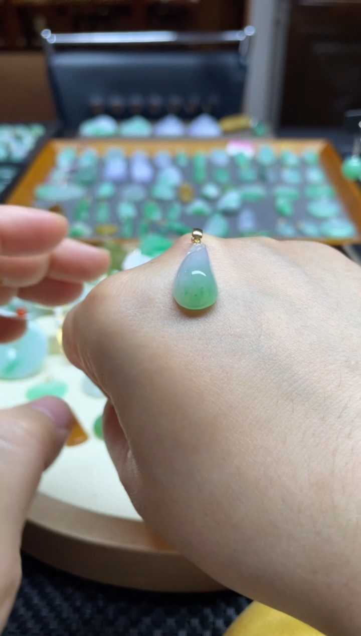 【闪购商品】翡翠18K金镶嵌颈饰水滴