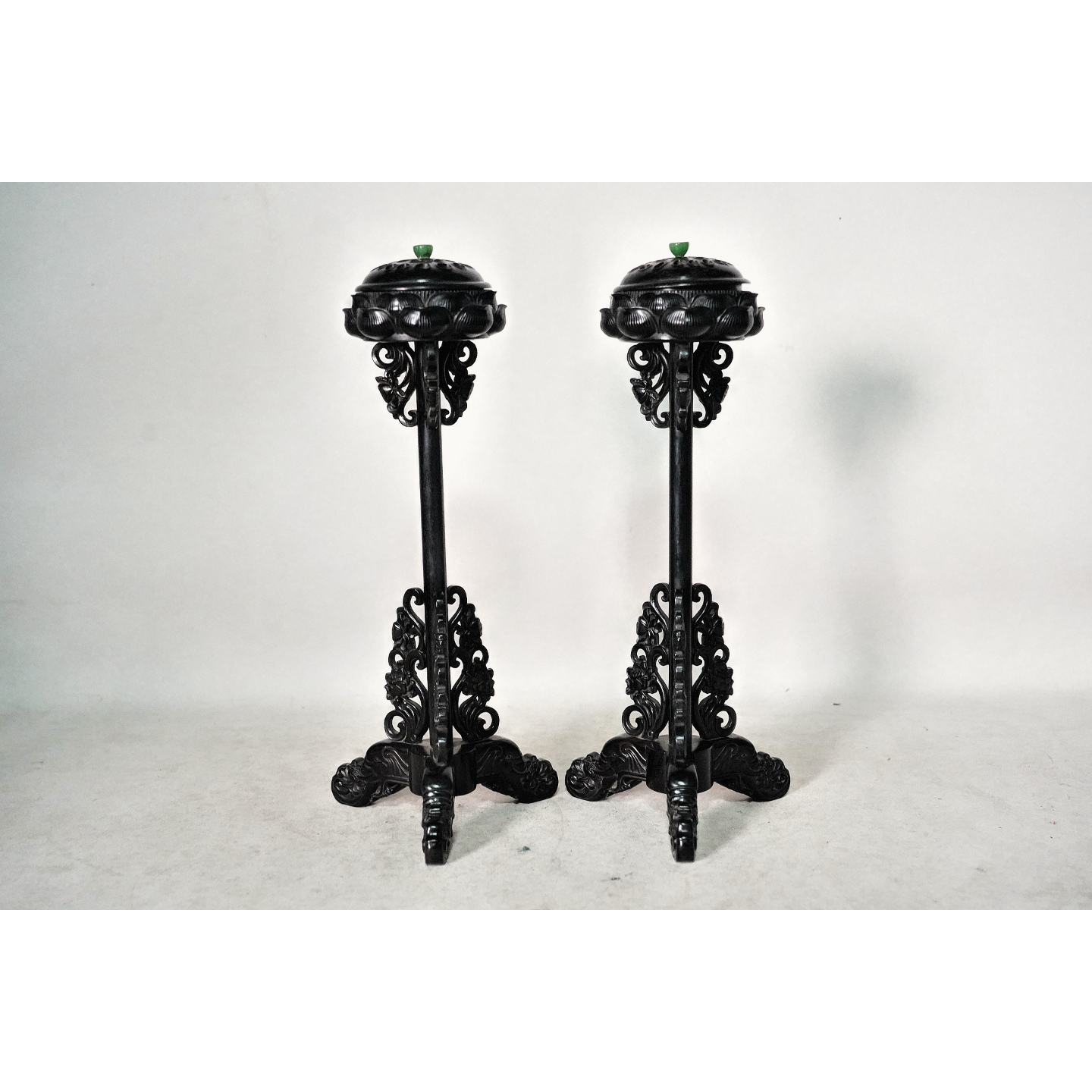 文华开物第242期拍品 9 清 紫檀雕莲花形香薰