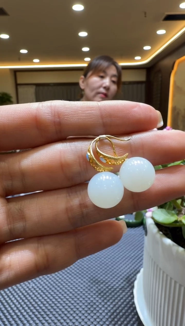 颈饰18K金镶嵌和田玉耳饰