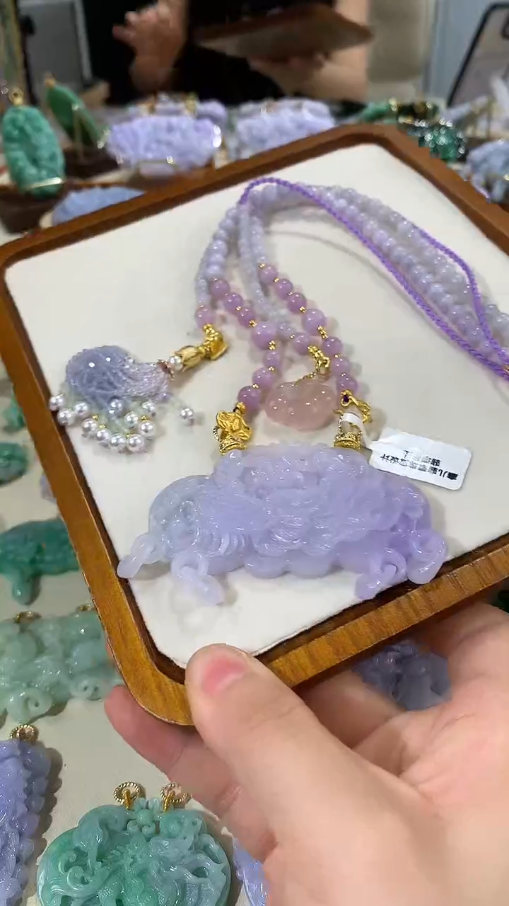 颈饰未镶嵌翡翠追****己吊坠