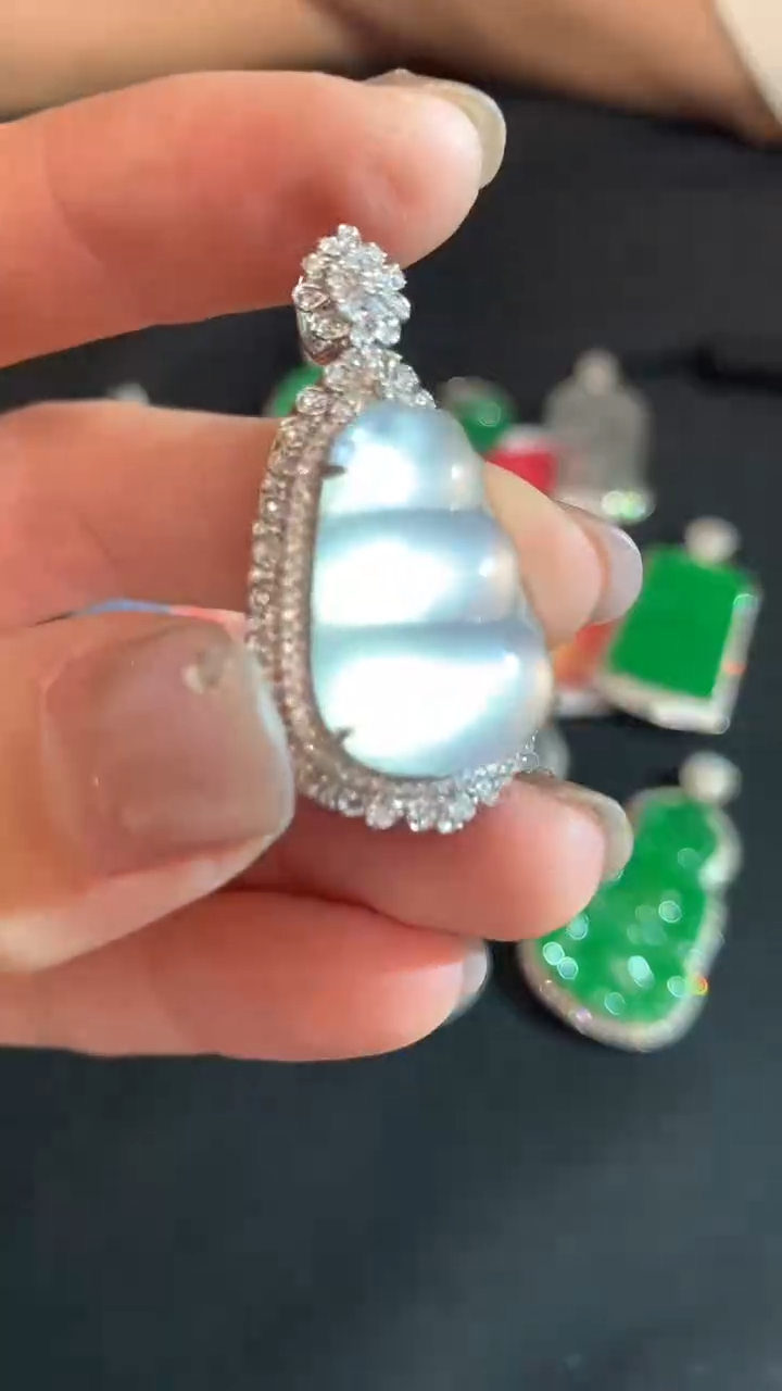 【闪购商品】翡翠18K金镶嵌吊坠(不含链)豆子不退不换|23800+0