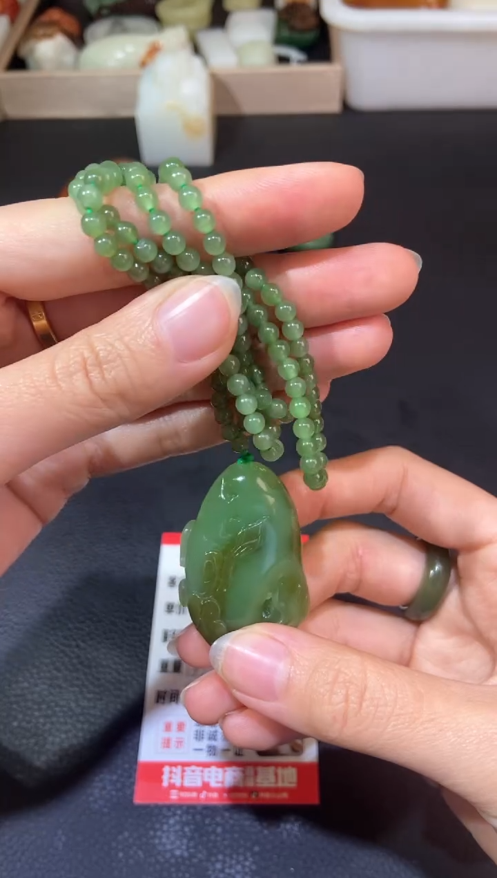 未镶嵌和田玉挂件时****，和田玉