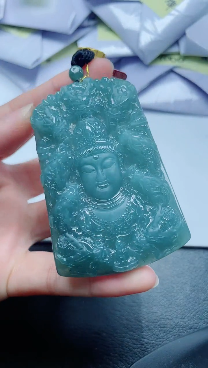 翡翠未镶嵌颈饰              