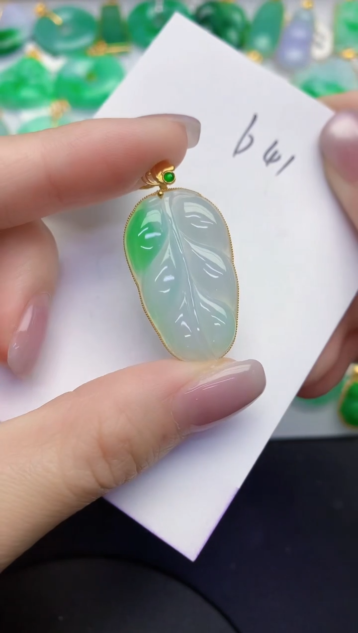 颈饰18K金镶嵌翡翠缅甸天然翡翠A货