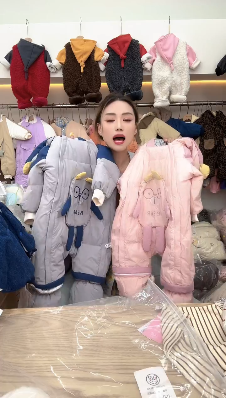 眼睛小熊羽绒蓝色，粉色80-100