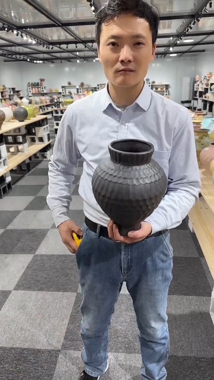 黑色手工鱼鳞瓶陶瓷瓶