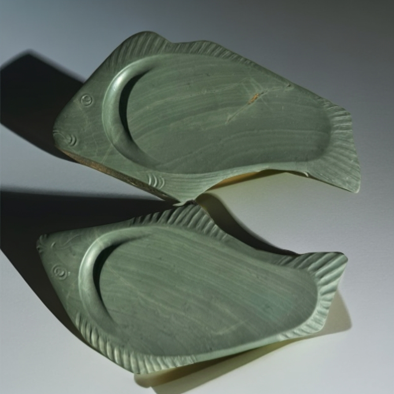 喇嘛涯老坑鸭头绿双鱼砚一对漏价如下尺寸：17.8*10.3*1.8*