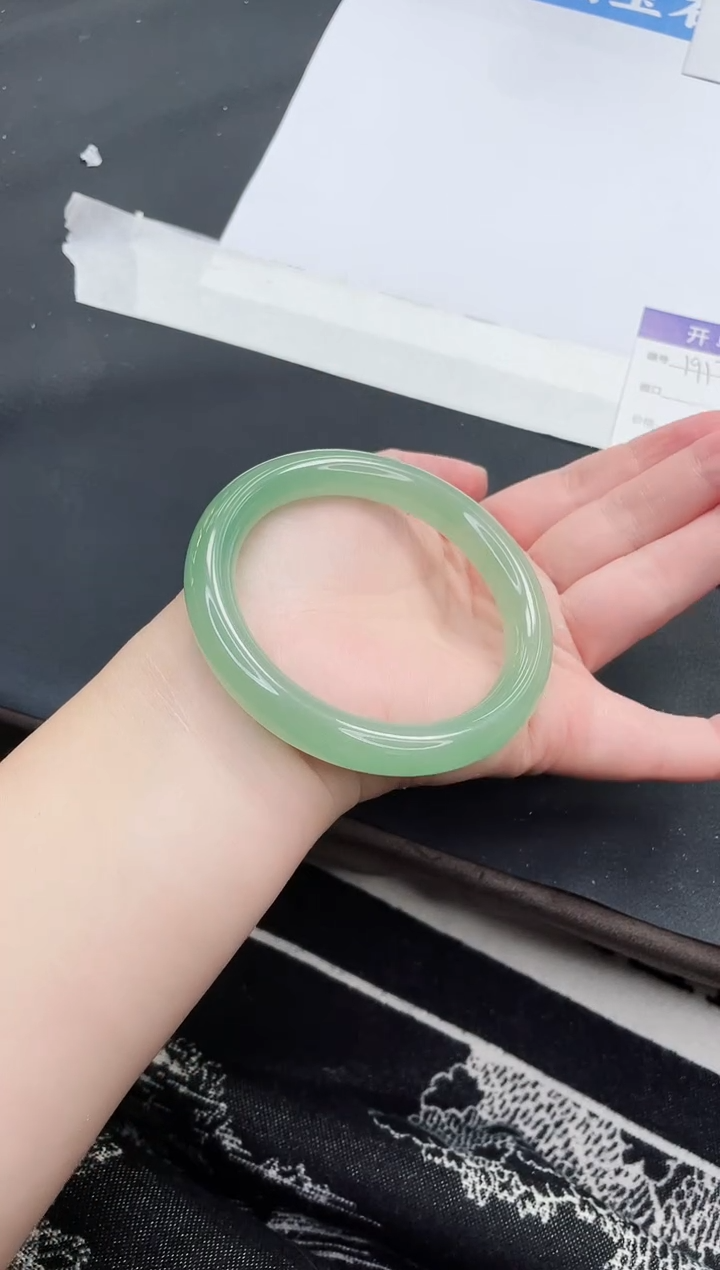 【闪购商品】石英质玉手镯未镶嵌DY191-61+