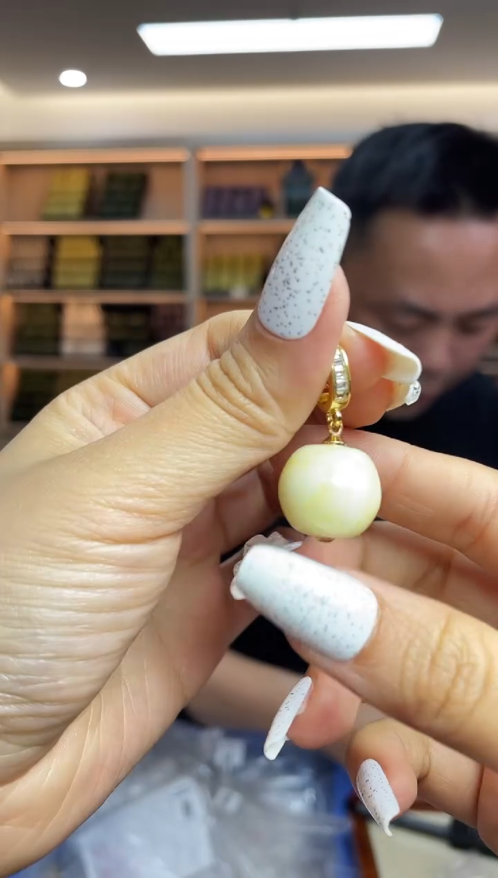 【闪购商品】蜜蜡裸石未镶嵌多样性发一件