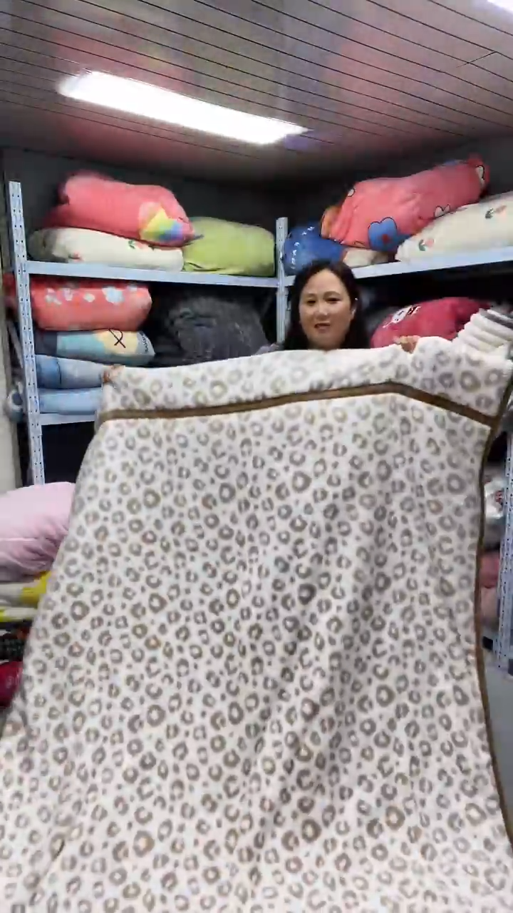 牛奶绒150+200北极绒被子4斤。