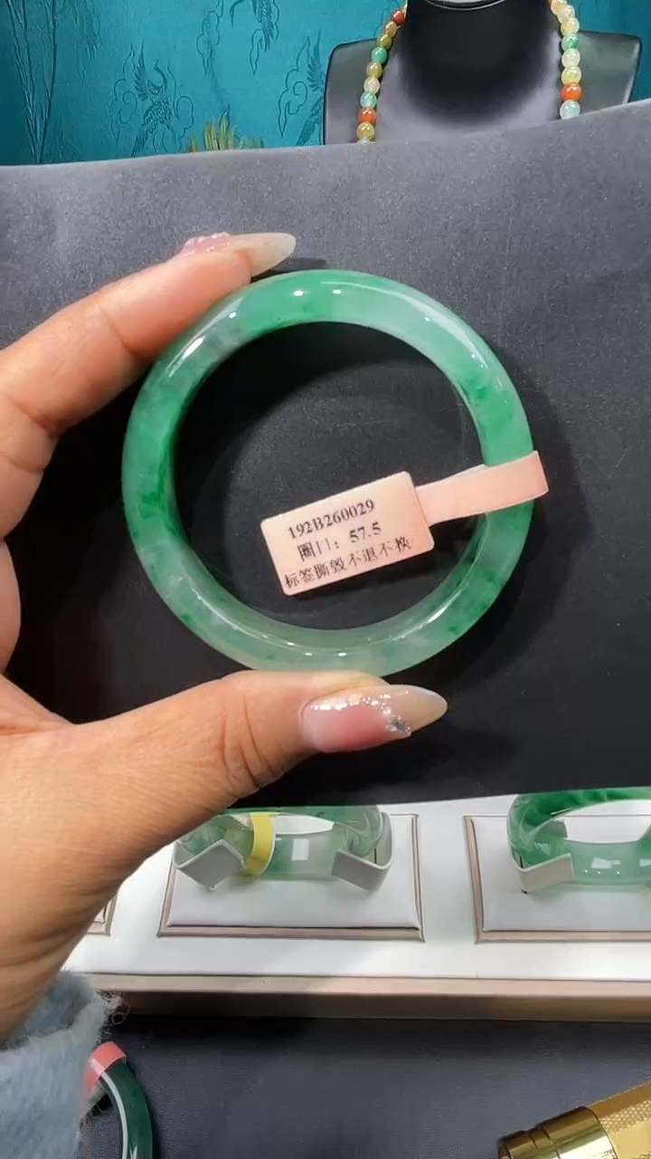 未镶嵌手镯石英质玉（非洲翠）悠*手镯