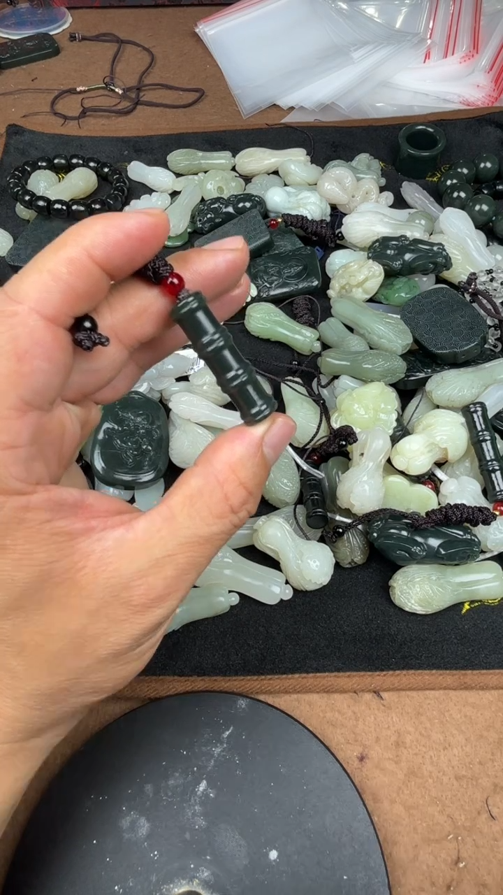 和田玉未镶嵌吊坠(不含链)17