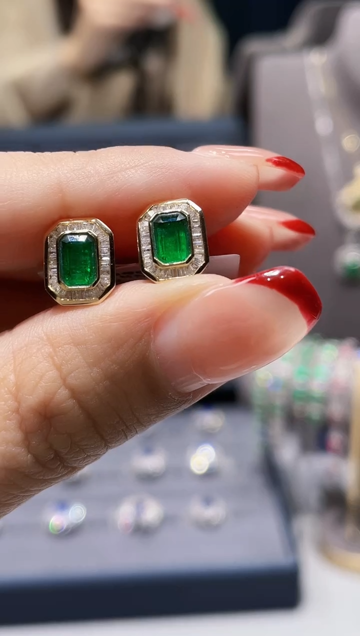 【闪购商品】祖母绿耳钉18K金镶嵌1.00克拉