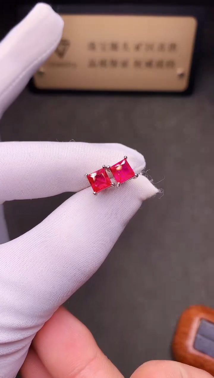 银S925镶嵌耳饰红宝石·······