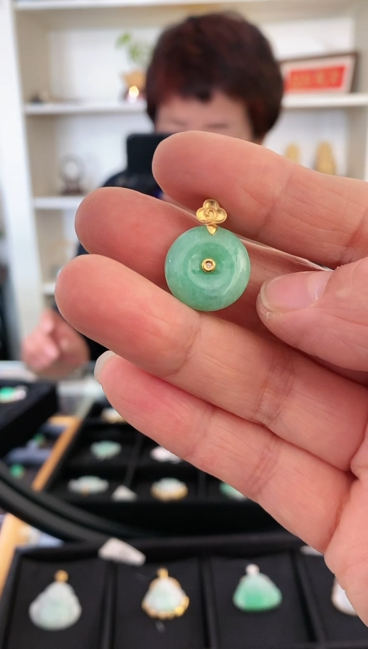 颈饰18K金镶嵌翡翠吊坠