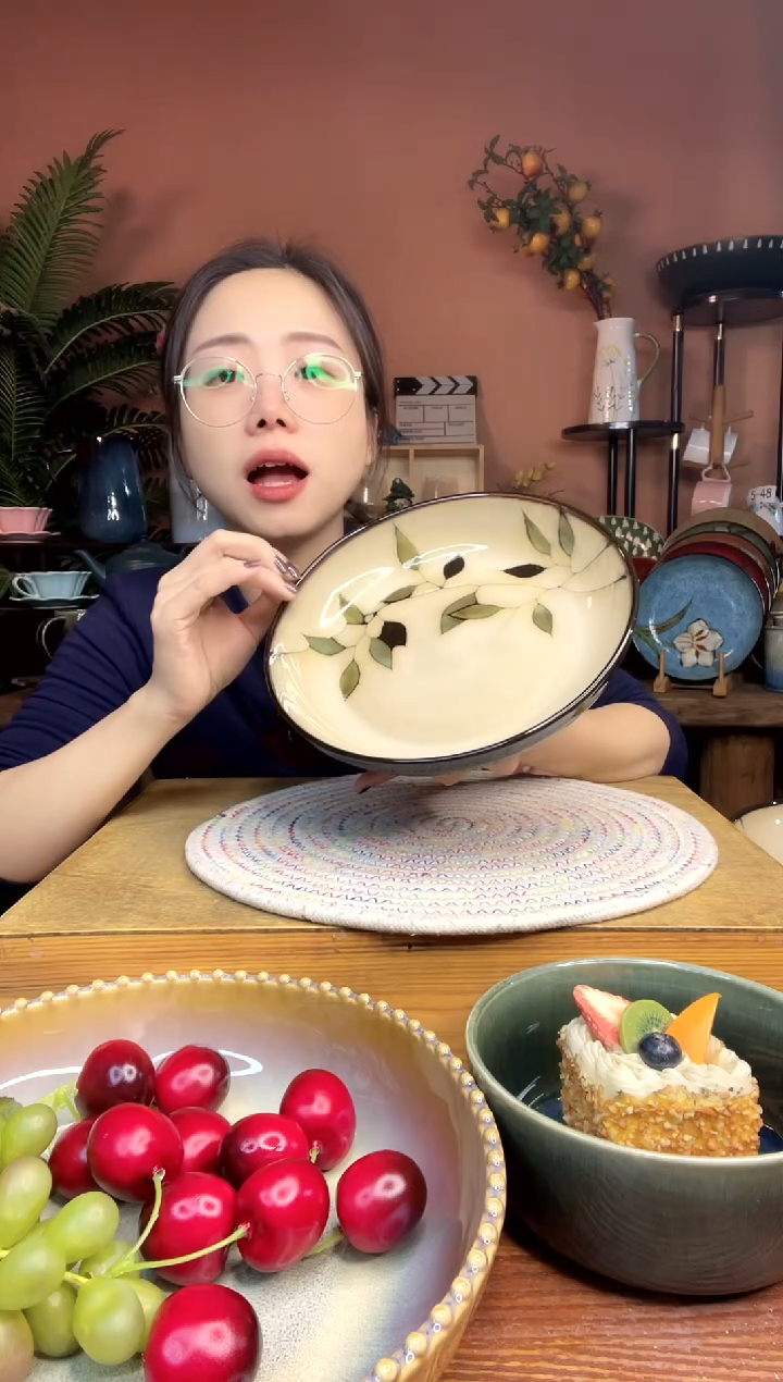 陶瓷8.3英寸手绘深盘 微瑕疵