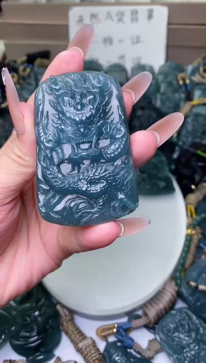 颈饰未镶嵌翡翠          