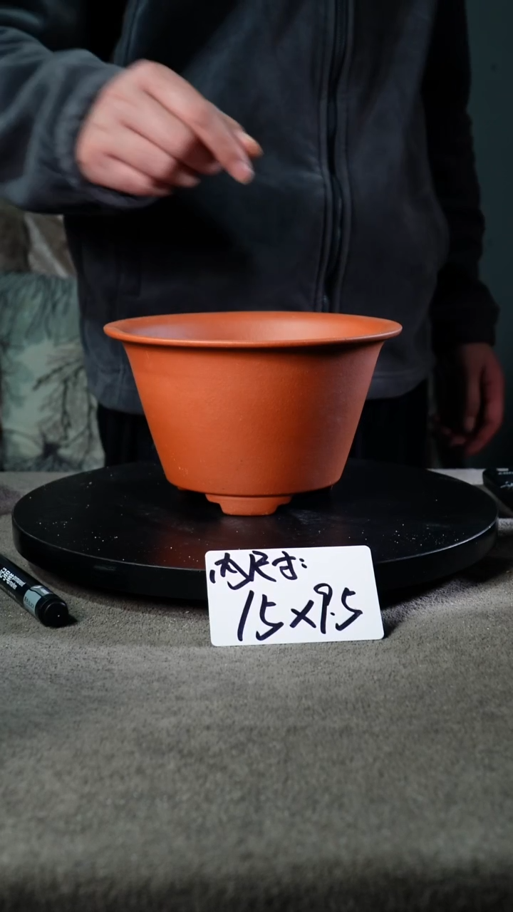 A宜兴紫砂小花盆