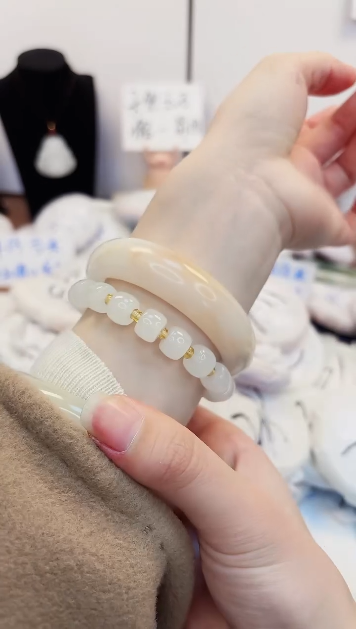 【闪购商品】石英质玉手镯未镶嵌64