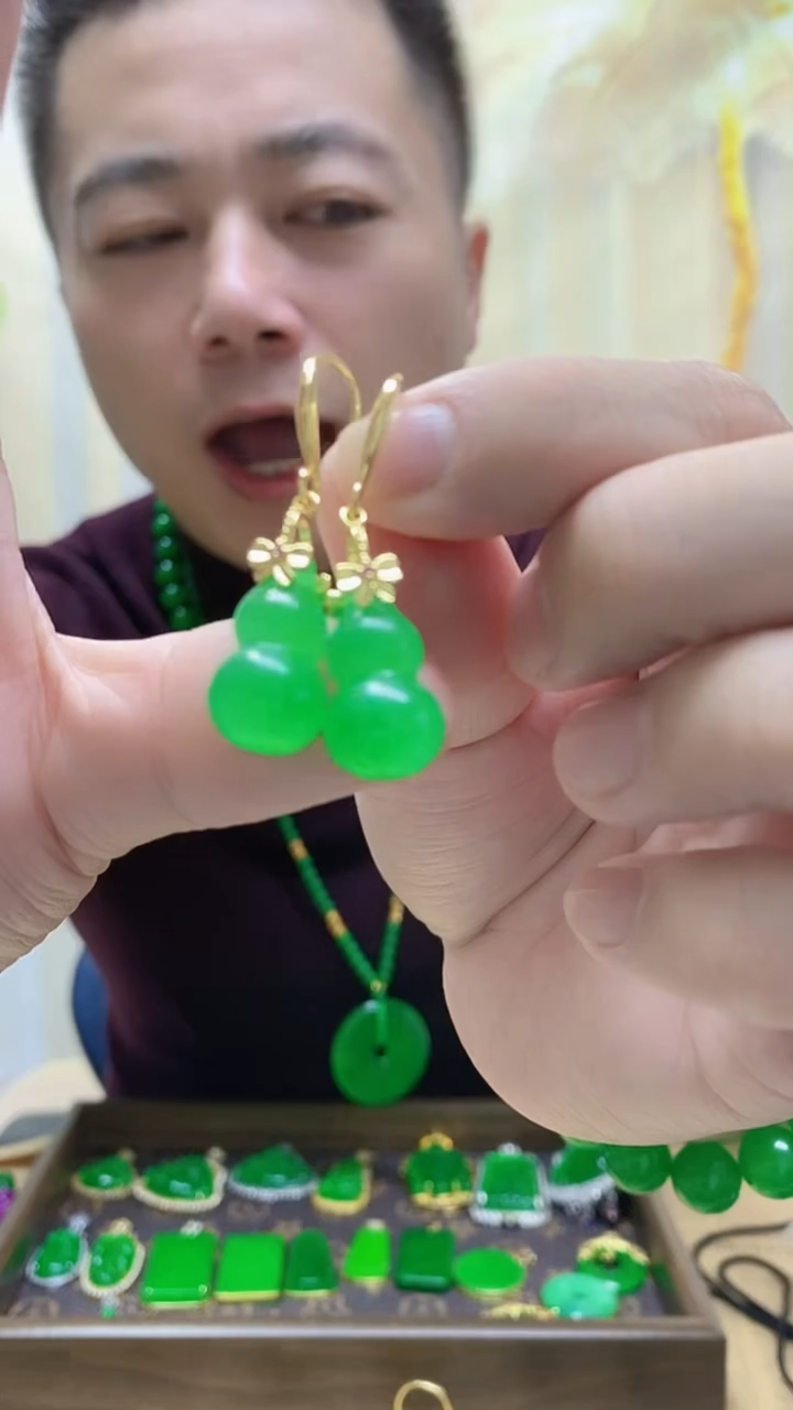 14K金镶嵌翡翠耳饰翡翠耳钩