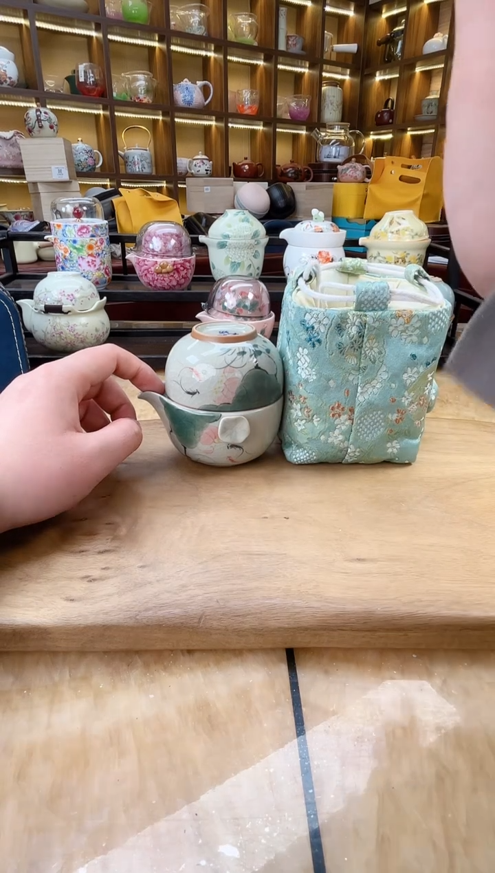 【闪购商品】哥窑荷鱼宝瓶旅行套装（带绿色刺绣包）