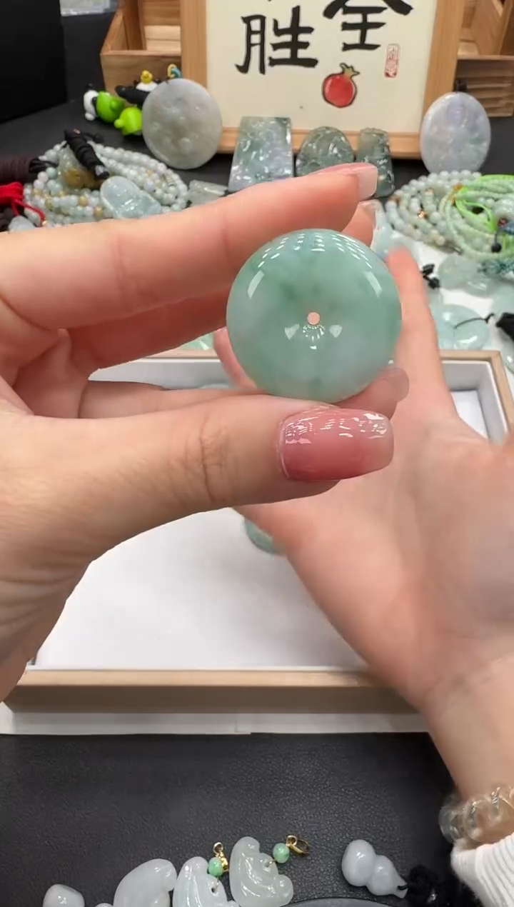 颈饰未镶嵌翡翠尘*扣子多样性发其一